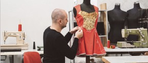 Luca Cristofori al lavoro su un costume nella sartoria di Caprarola